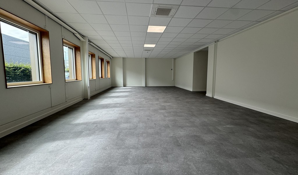 Gerenoveerde kantoren te huur vlakbij afrit E40/R4 in Merelbeke