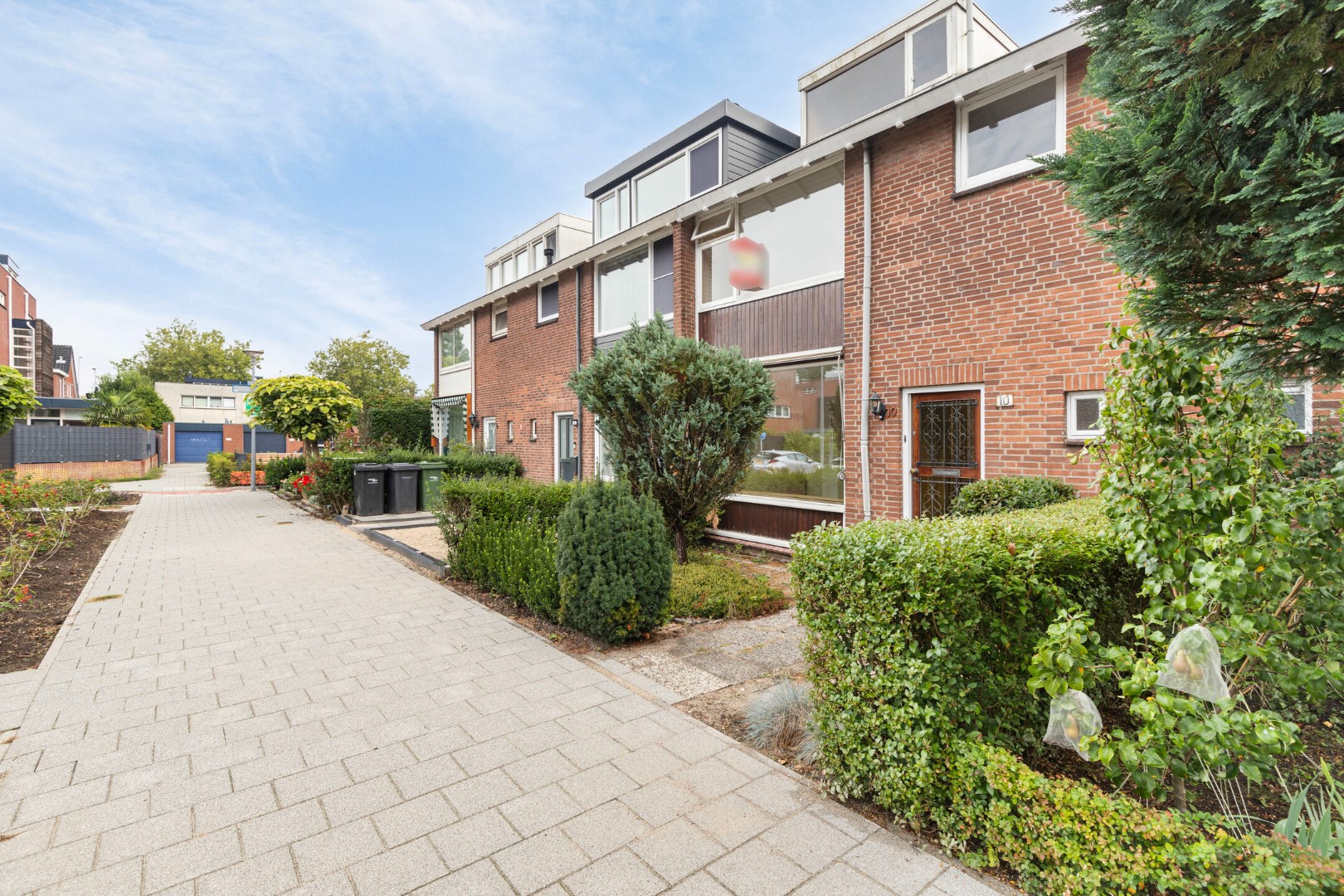 Visioenairs opgelet! Ruime 6-kamer tussenwoning met schuifpui aan de achterzijde, ruime voor- en achtertuin en gelegen op eigen grond! 