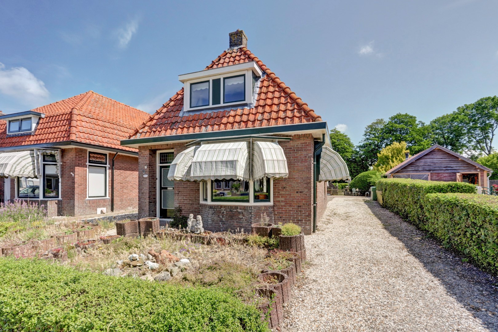 Voor het eerst sinds 1967 weer beschikbaar! Deze karaktervolle jaren ’30 woning met diepe tuin, bergingen en slaapkamer op de begane grond wacht op een nieuwe toekomst. 