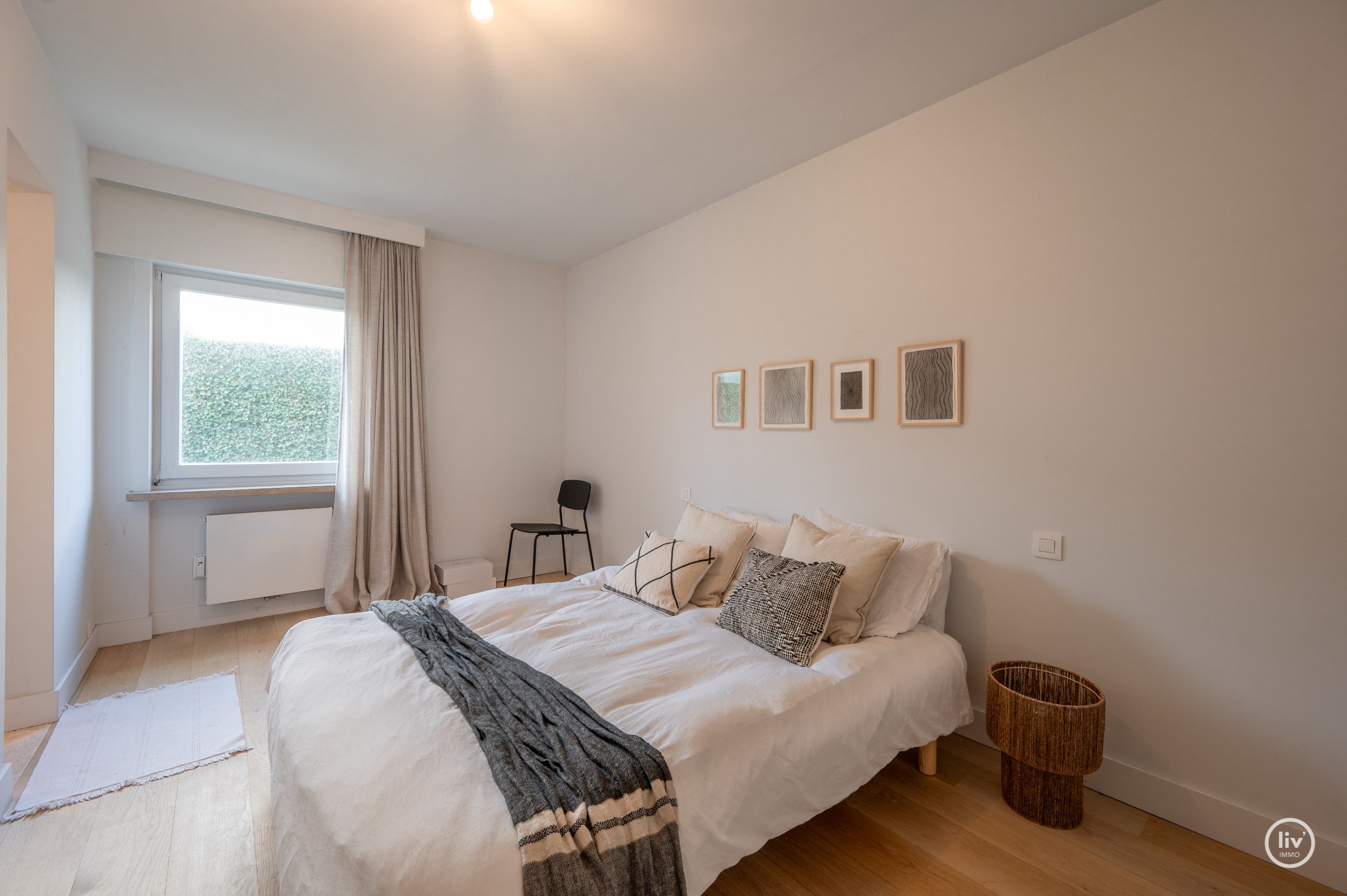 Appartement de plain-pied r&#233;nov&#233; et confortable avec un beau jardin, situ&#233; au centre de l&#39;avenue du Centenaire &#224; Knokke. 