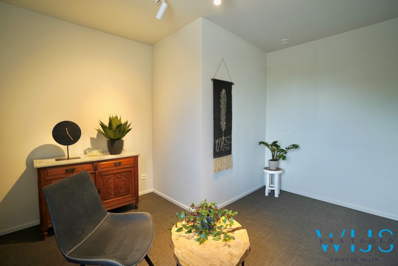 Zeer tof kantoor van 130m&#178; te Assenede ! 