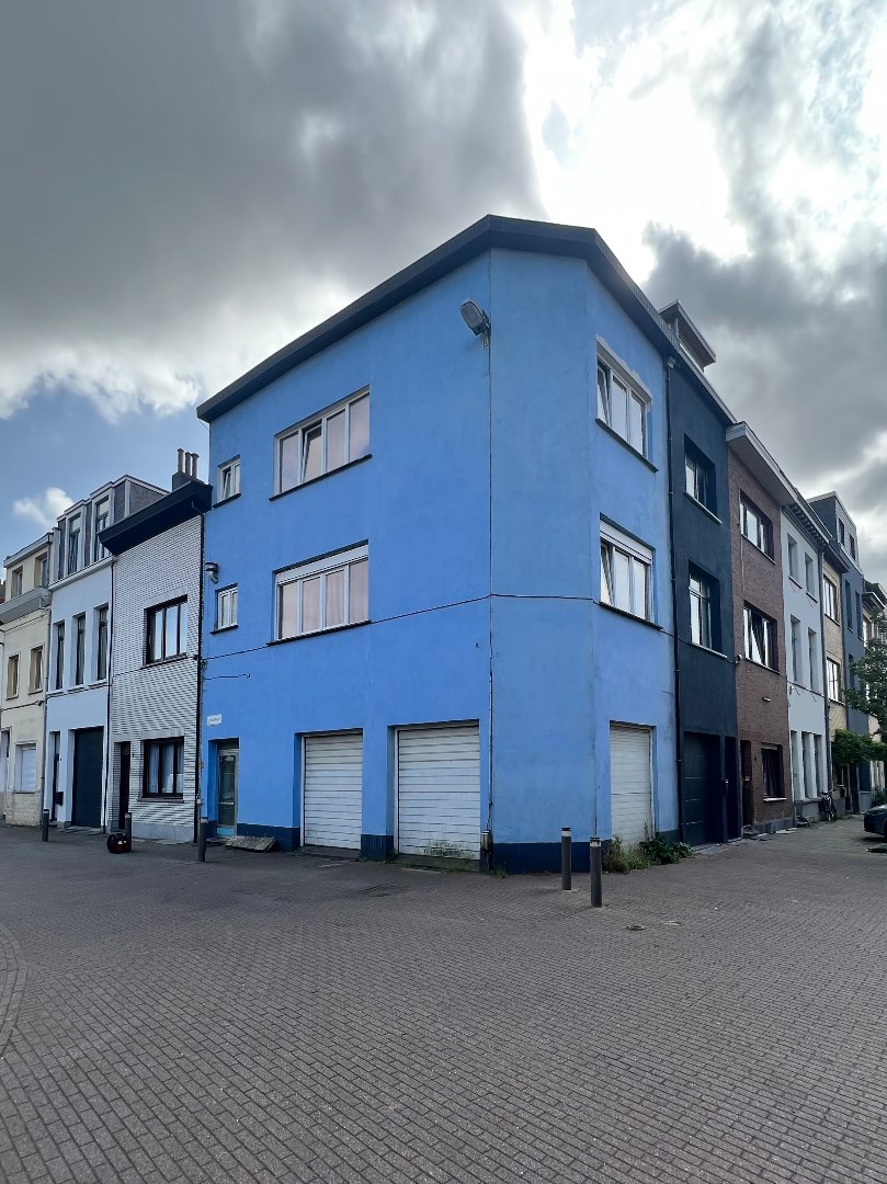 Te renoveren 1-slp appartement met  dubbele garage in Antwerpen 