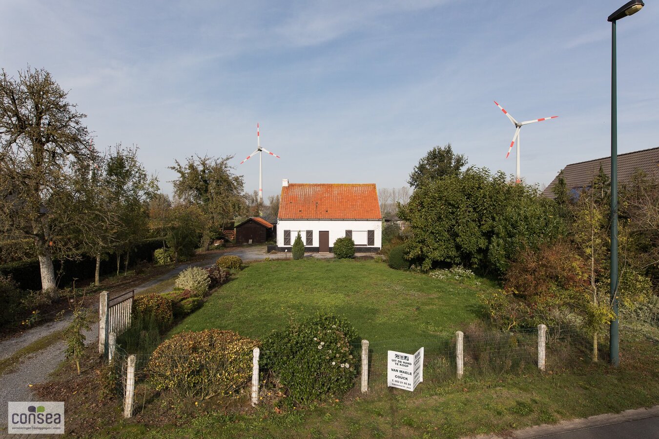 TE KOOP: SUBLIEM GELEGEN HOEVE OP EEN BUITENGEWONE OPPERVLAKTE. 