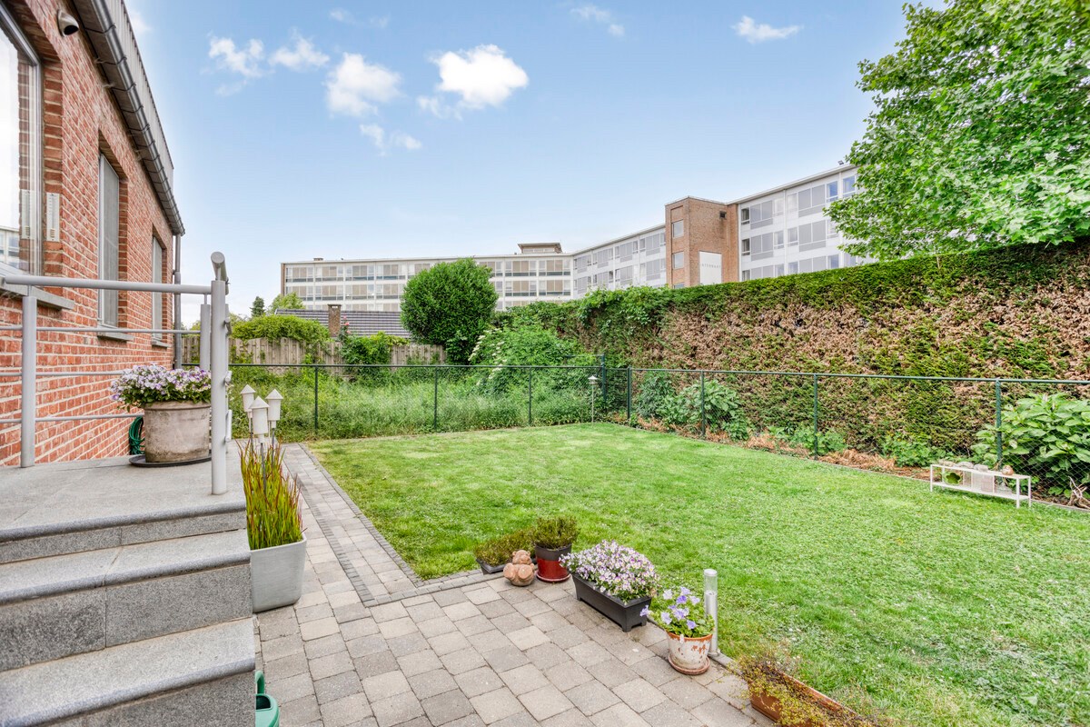 Opbrengsteigendom met 3 appartementen, garages en tuin 