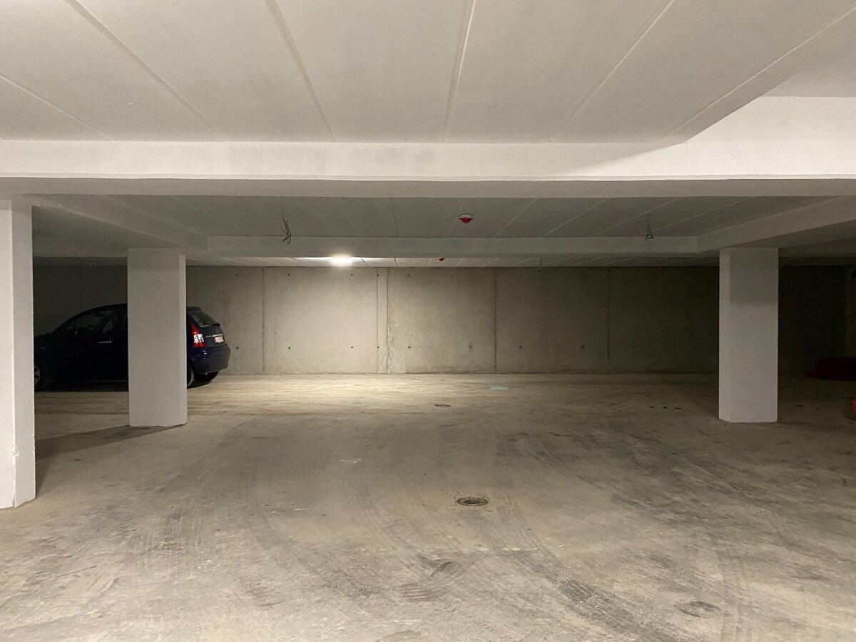 Luxueus nieuwbouw villa-appartement  van 168 m&#178; met 3 slaapkamers + ondergrondse garage en kelder in kleine residentie 