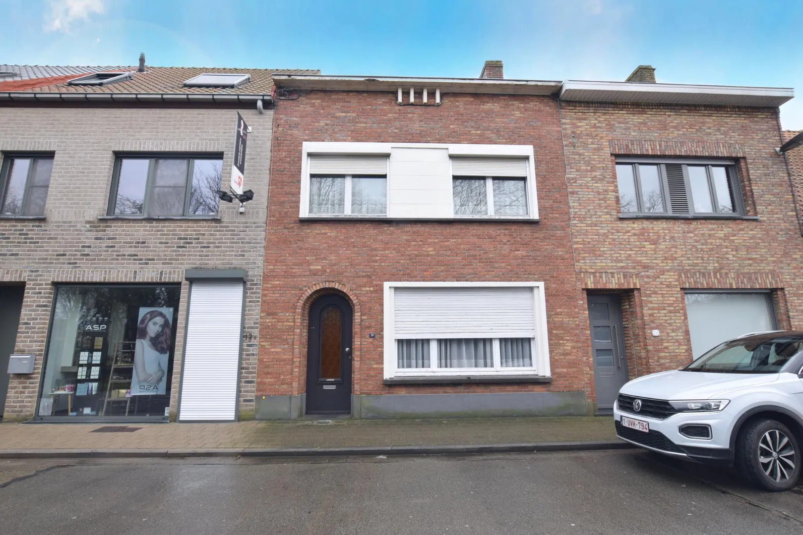 Te renoveren woning met 3 slaapkamers en garage