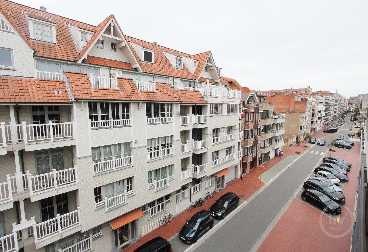 GEMEUBELD: Lichtrijke en recent gerenoveerde penthouse met ruim zuidgericht terras van 19m2, op wandelafstand van het strand en de winkels. 