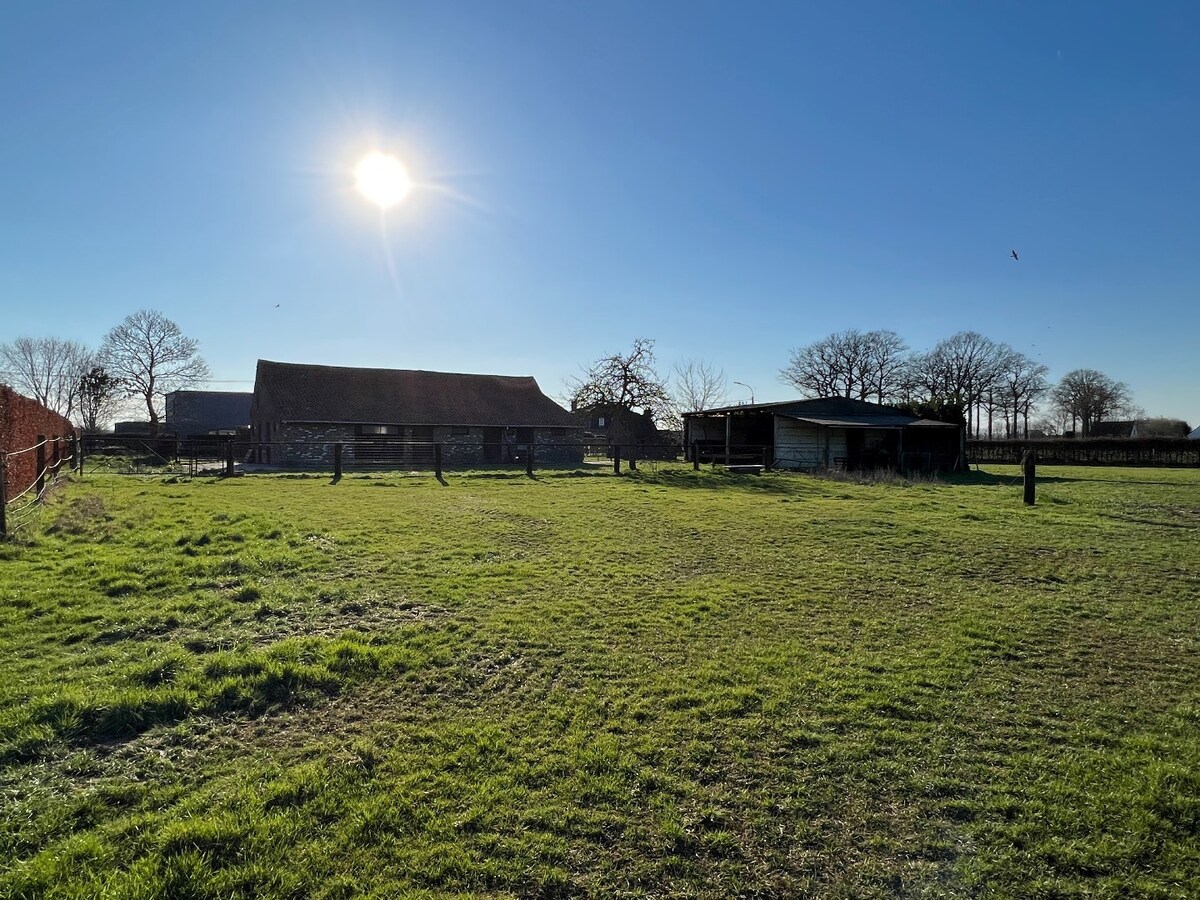 Te renoveren/te slopen hoeve met landelijk zicht. 