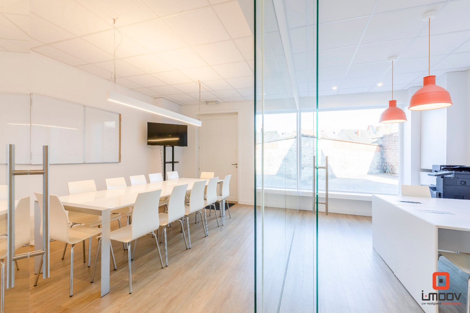 Modern en lichtrijk kantoor op commercieel gunstige locatie 