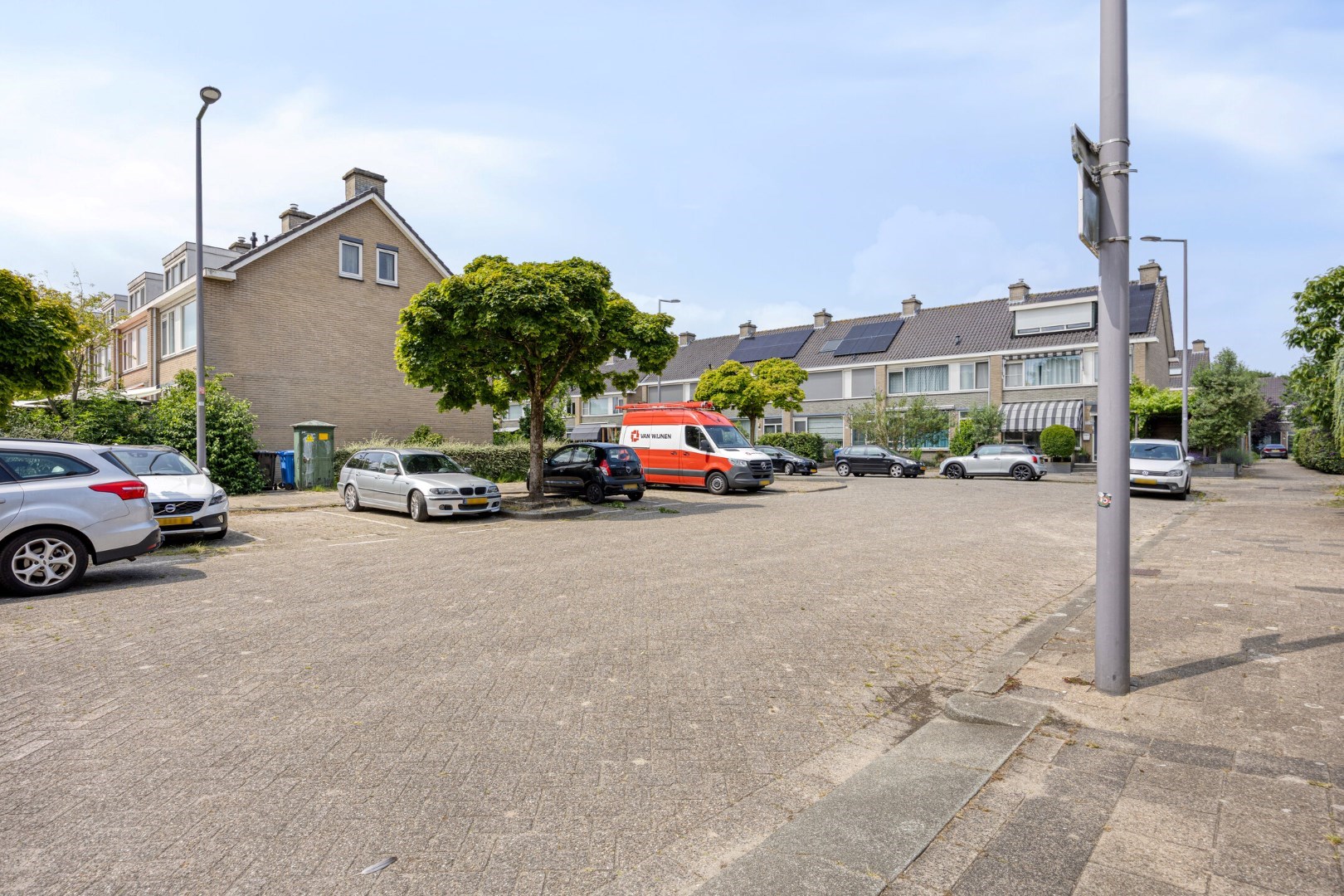 Ruime eengezinswoning met 5 kamers op eigen grond, 11 zonnepanelen en een centrale ligging in de wijk Ommoord. 
