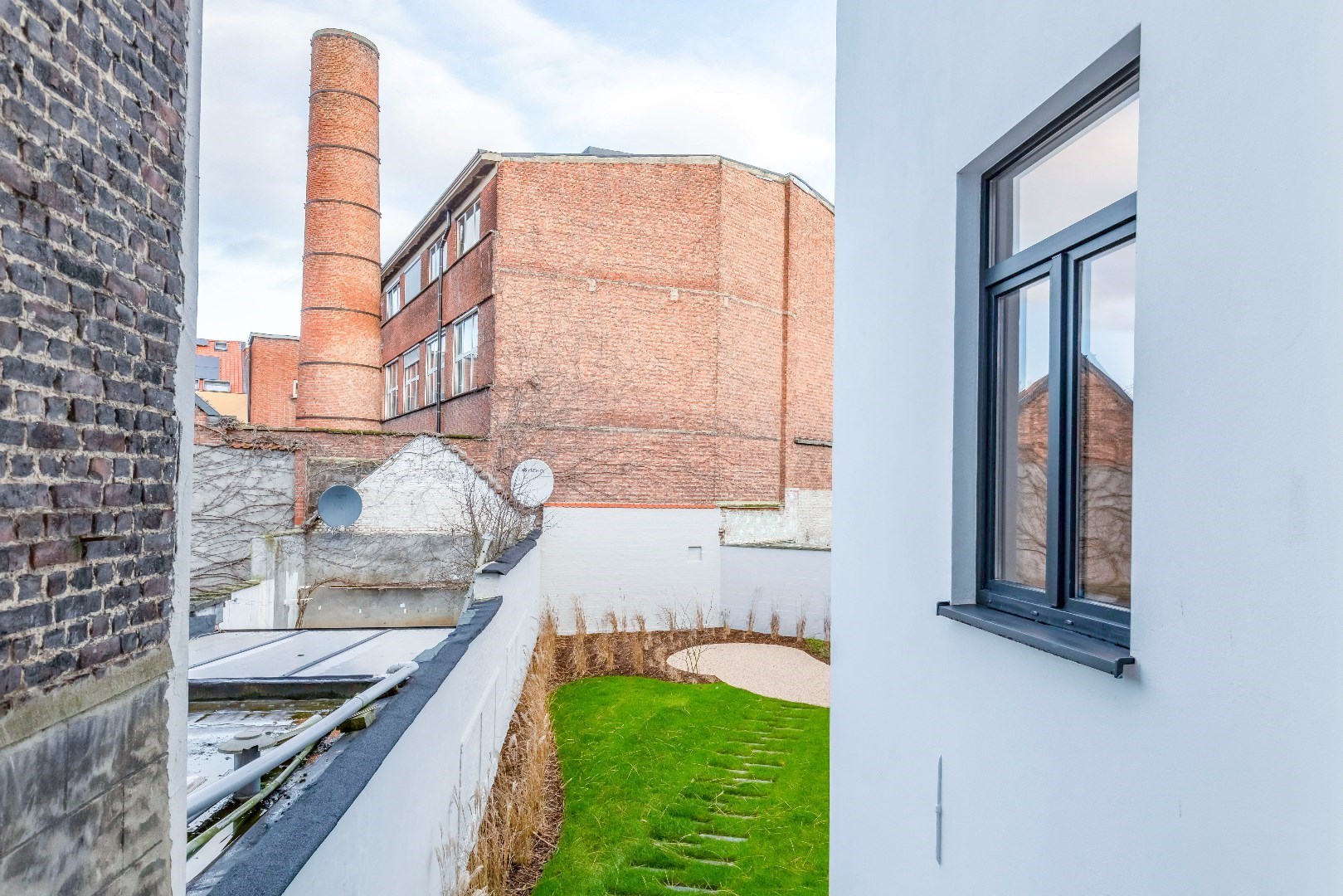 BEZOEKMOMENTEN VOLZET !!! 1-slaapkamerappartement met gemeenschappelijke tuin 