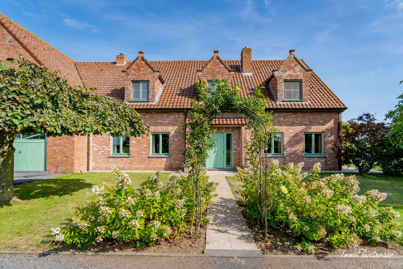 Landbouwwoning met stalling, loods en gronden op ca. 4,9 ha te Ichtegem 