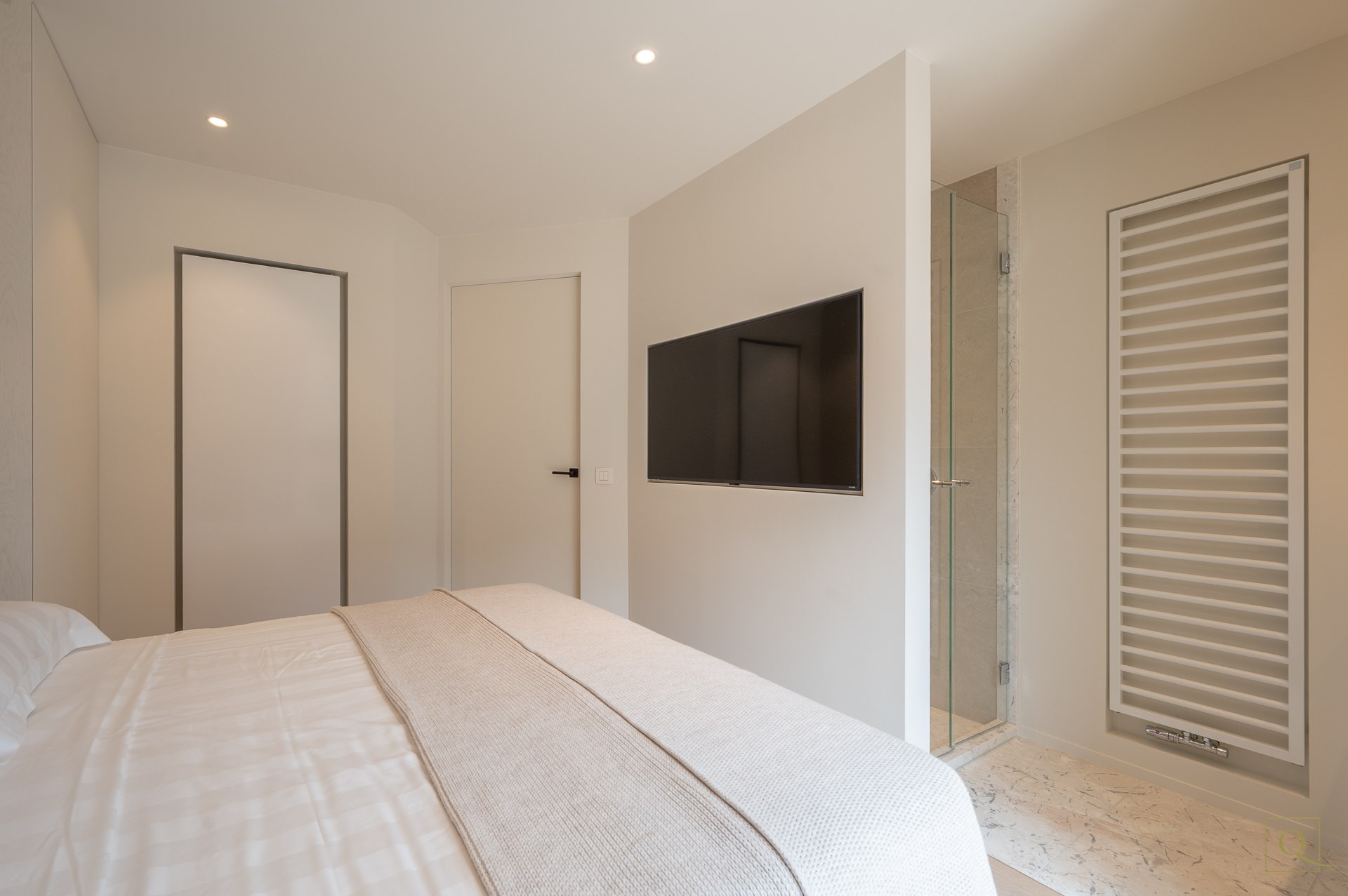 Appartement de luxe &#233;l&#233;gamment r&#233;nov&#233; avec deux terrasses ensoleill&#233;es &#224; proximit&#233; de la plage et des commerces. 