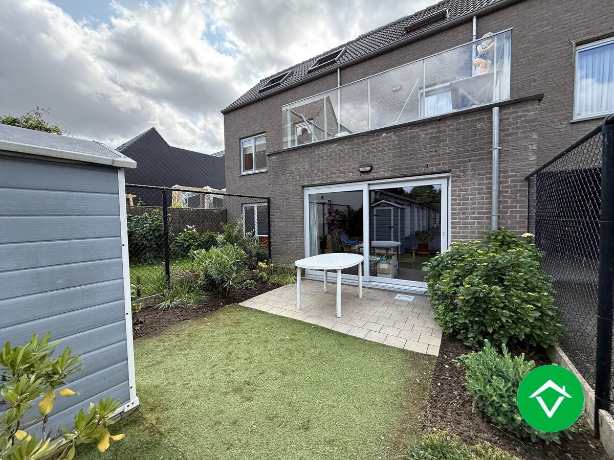 Gelijkvloers appartement op een centrale ligging met &#233;&#233;n slaapkamer, tuin en autostaanplaats te Roeselare 