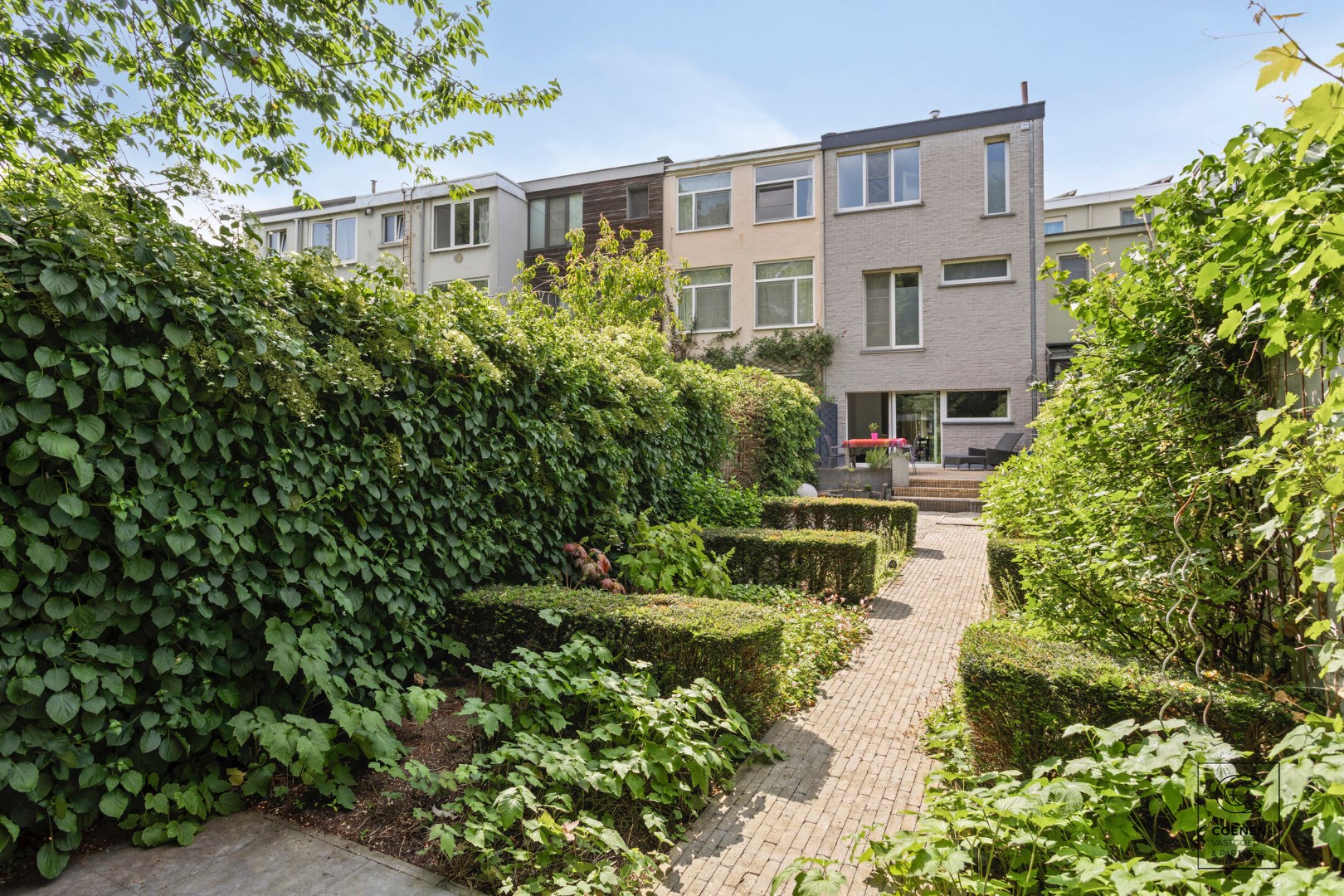 Instapklaar herenhuis van 241 m&#178; met drie slaapkamers, gelegen in Mortsel! 