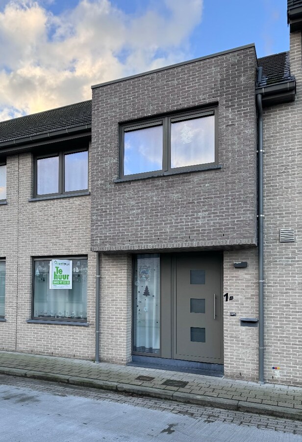 Recente nieuwbouwwoning met zonnig terras en garage in centrum van Koekelare 