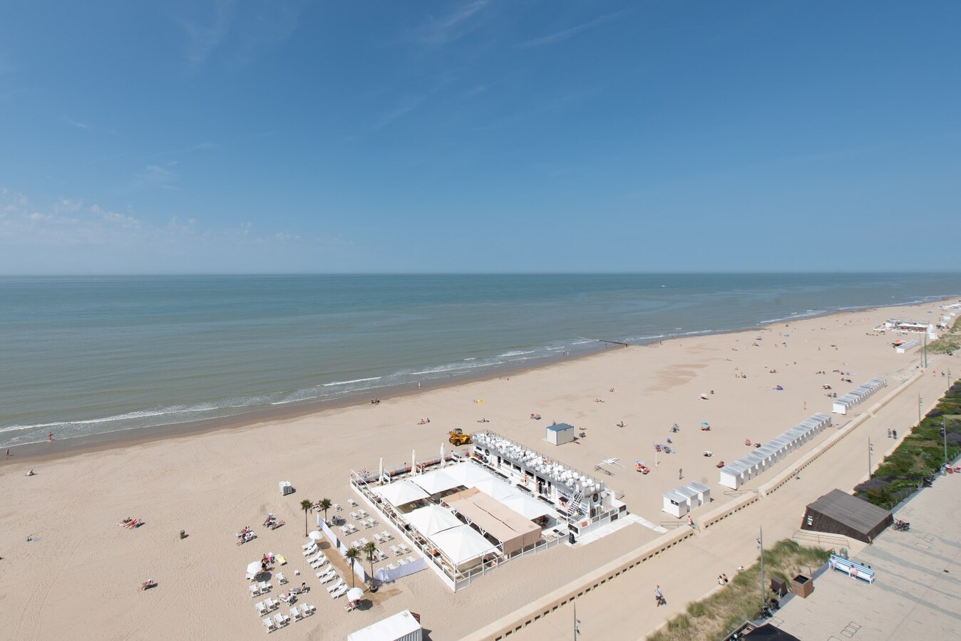 Instapklare Penthouse met 2 ruime terrassen op de zeedijk 