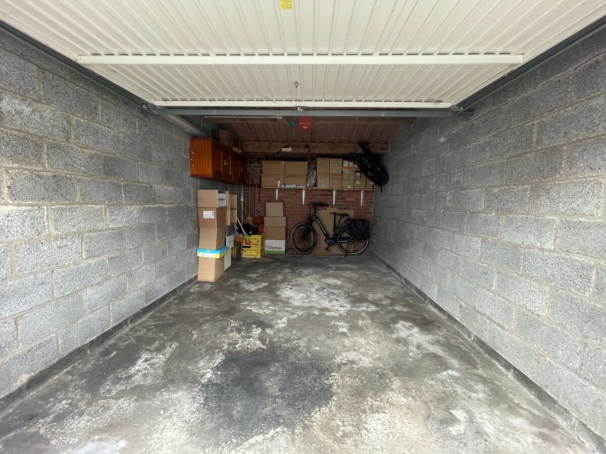 1 afgesloten gemetste garage met elektriciteit en sectionale poort te Roeselare 