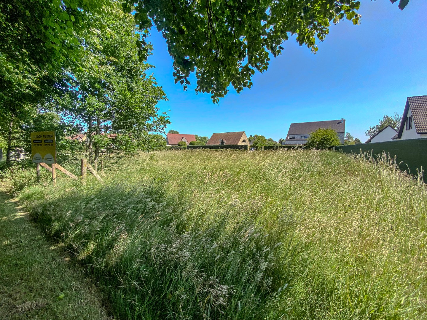 Ruim perceel van 1064 m&#178; in residenti&#235;le wijk bestemd voor open bebouwing te Oostduinkerke (Koksijde). 