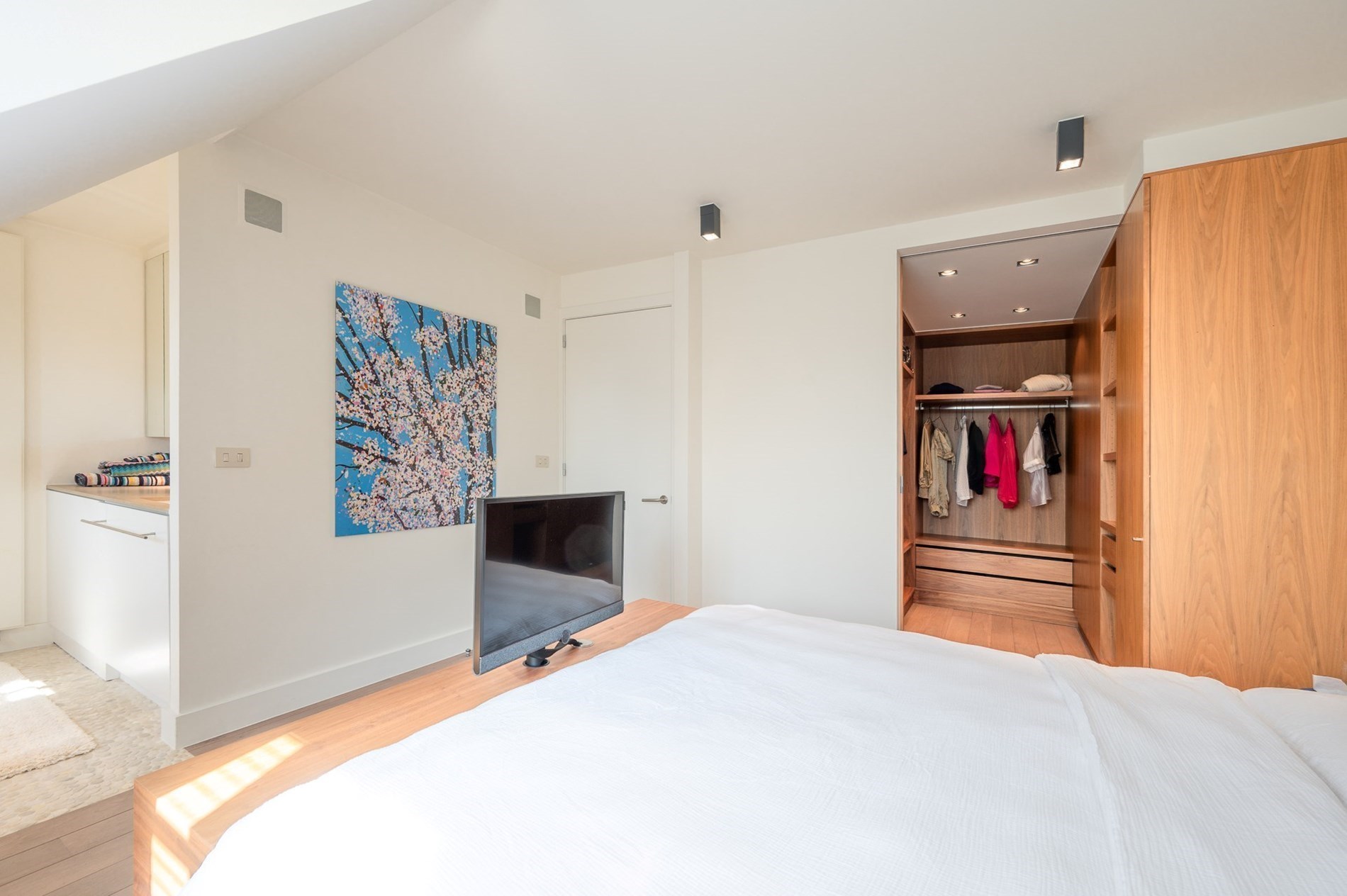 Prachtig, ruim 2 slaapkamer appartement met ruime terrassen centraal gelegen op de Zoutelaan te Knokke (met mogelijkheid tot het cre&#235;ren van een 3de kamer) 