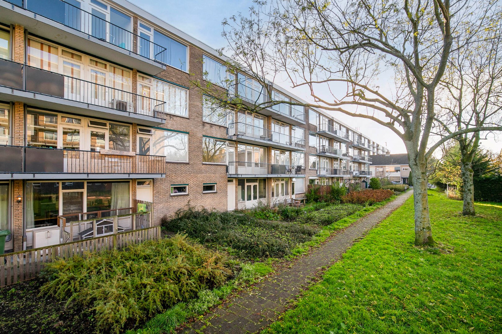 4-kamer Top appartement op de 3e verdieping met 2 balkons, berging in de onderbouw en gelegen op eigen grond! 