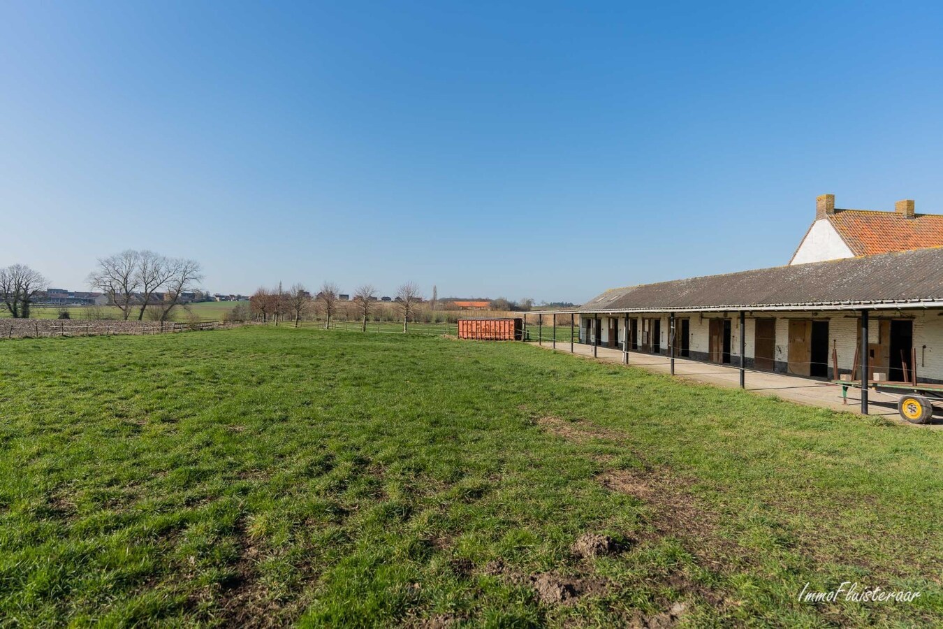 Idyllische en multifunctionele eigendom met stalling, bijgebouwen en renbaan op ca. 7ha 