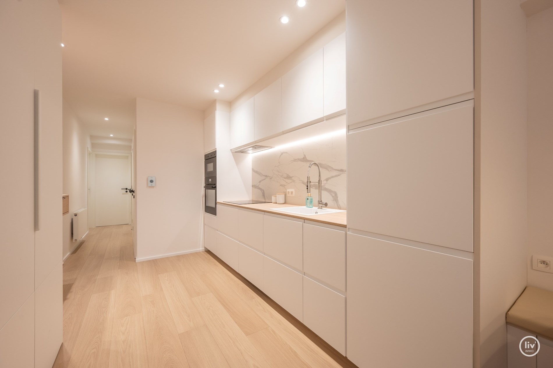 Prachtig gerenoveerd appartement, ideaal gelegen tussen het Driehoeksplein  en de zeedijk te Knokke. 
