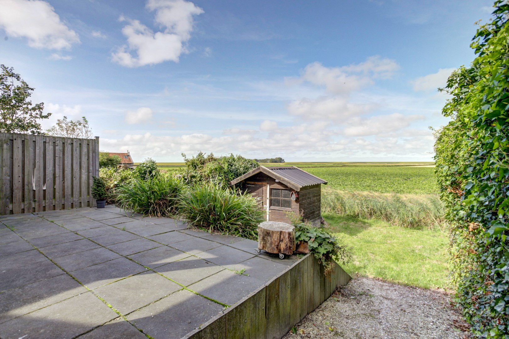 Landelijk wonen in een moderne, instapklare woning met uitzicht op de Friese Waddenzeedijk 