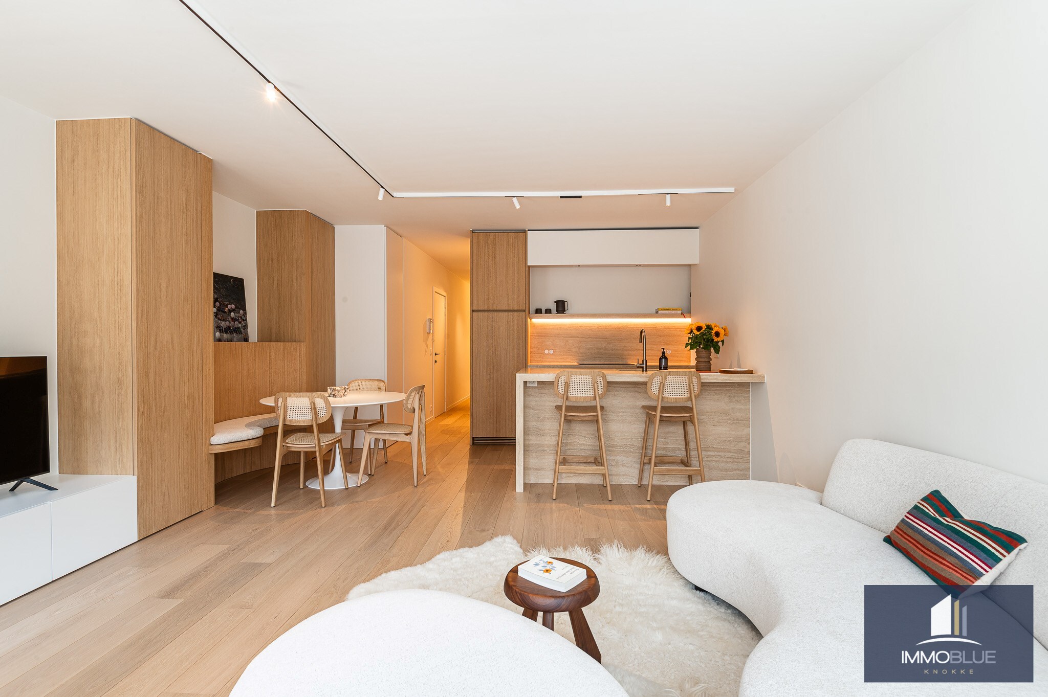 Volledig gerenoveerd appartement afgewerkt met kwalitatieve materialen en met zijdelings zeezicht. 