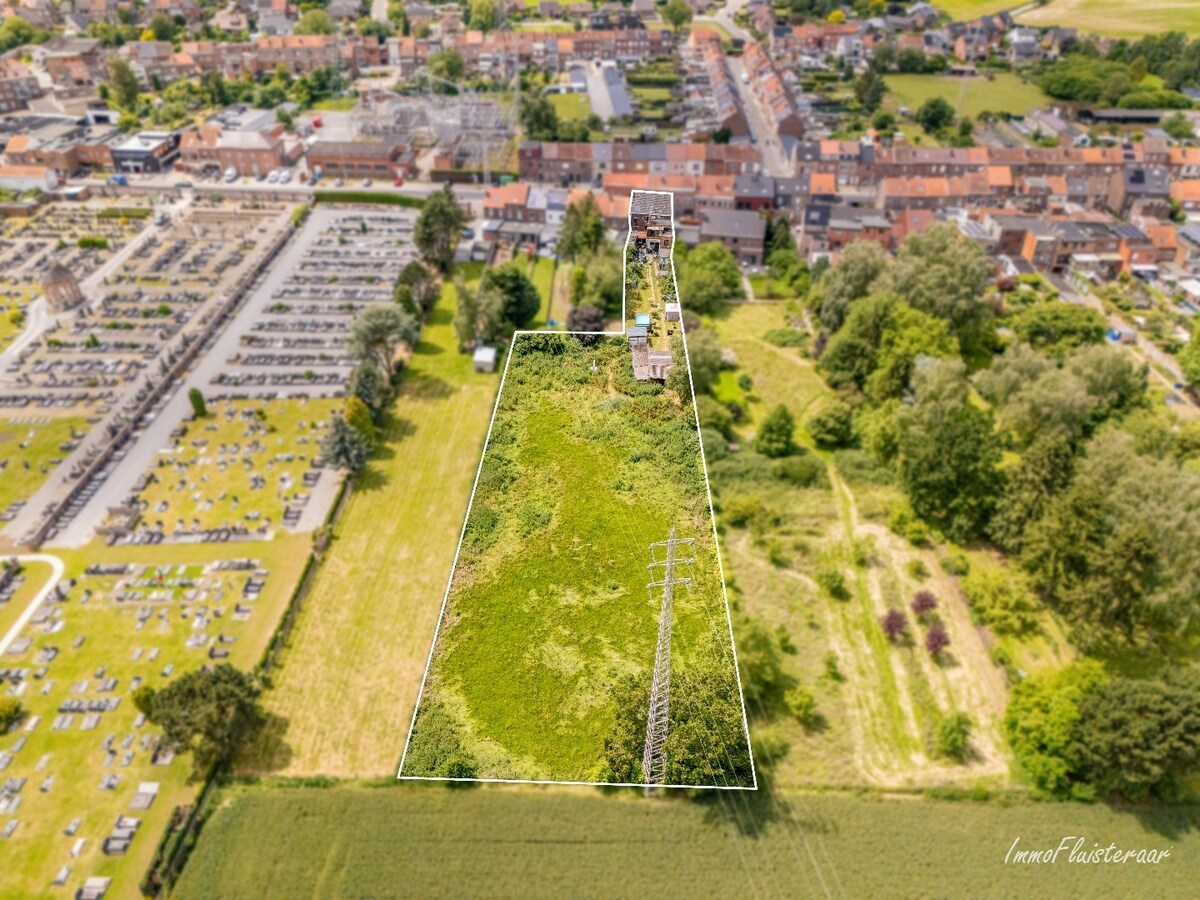 Op te frissen woning voorzien van stallen en aanpalend weiland op ca. 43a te Tienen. 