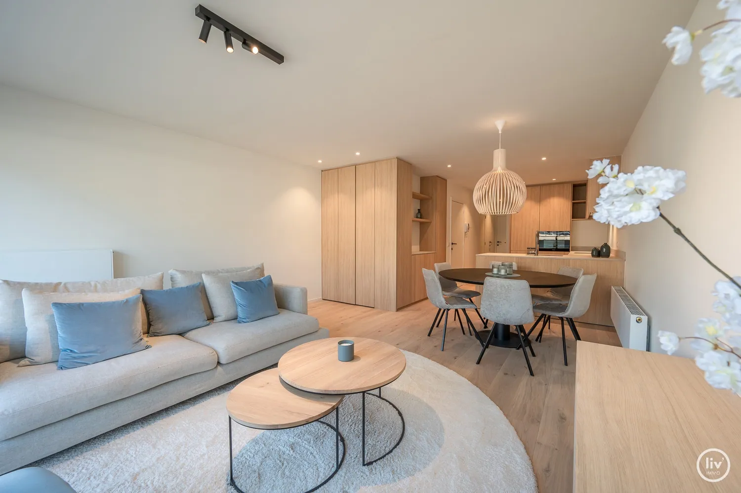 Prachtig gerenoveerd en tevens lichtrijk appartement met mooi zonnig terras centraal gelegen vlakbij de Lippenslaan te Knokke.