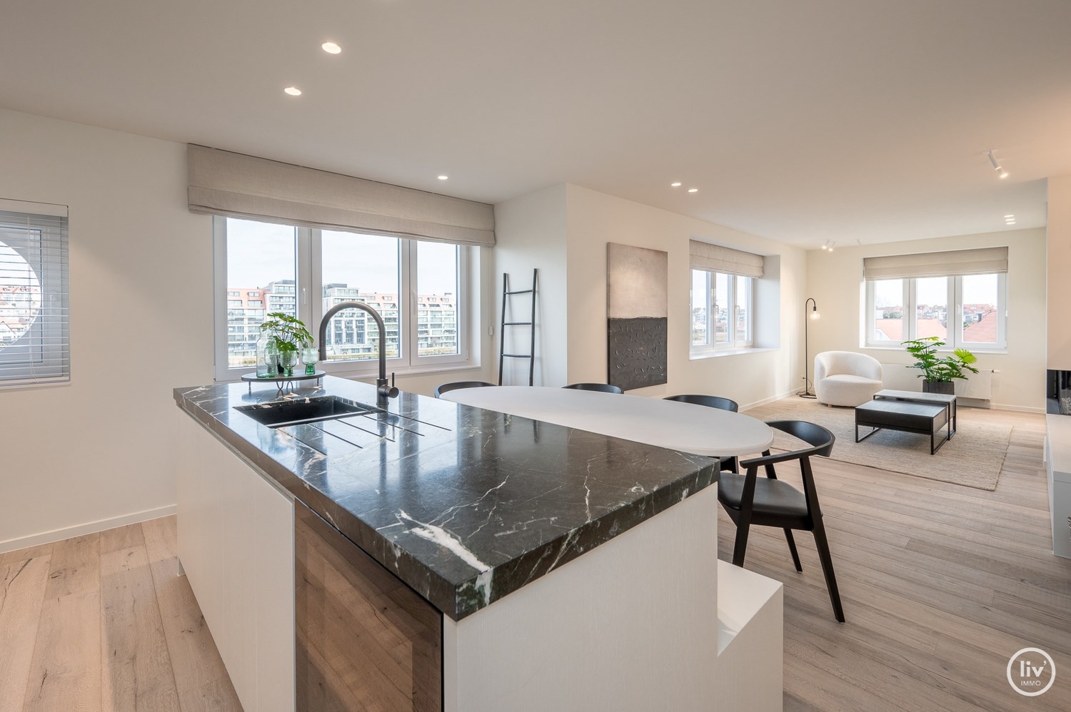Prachtig gerenoveerd appartement op een topligging met frontaal meerzicht aan het zegemeer te Knokke. 