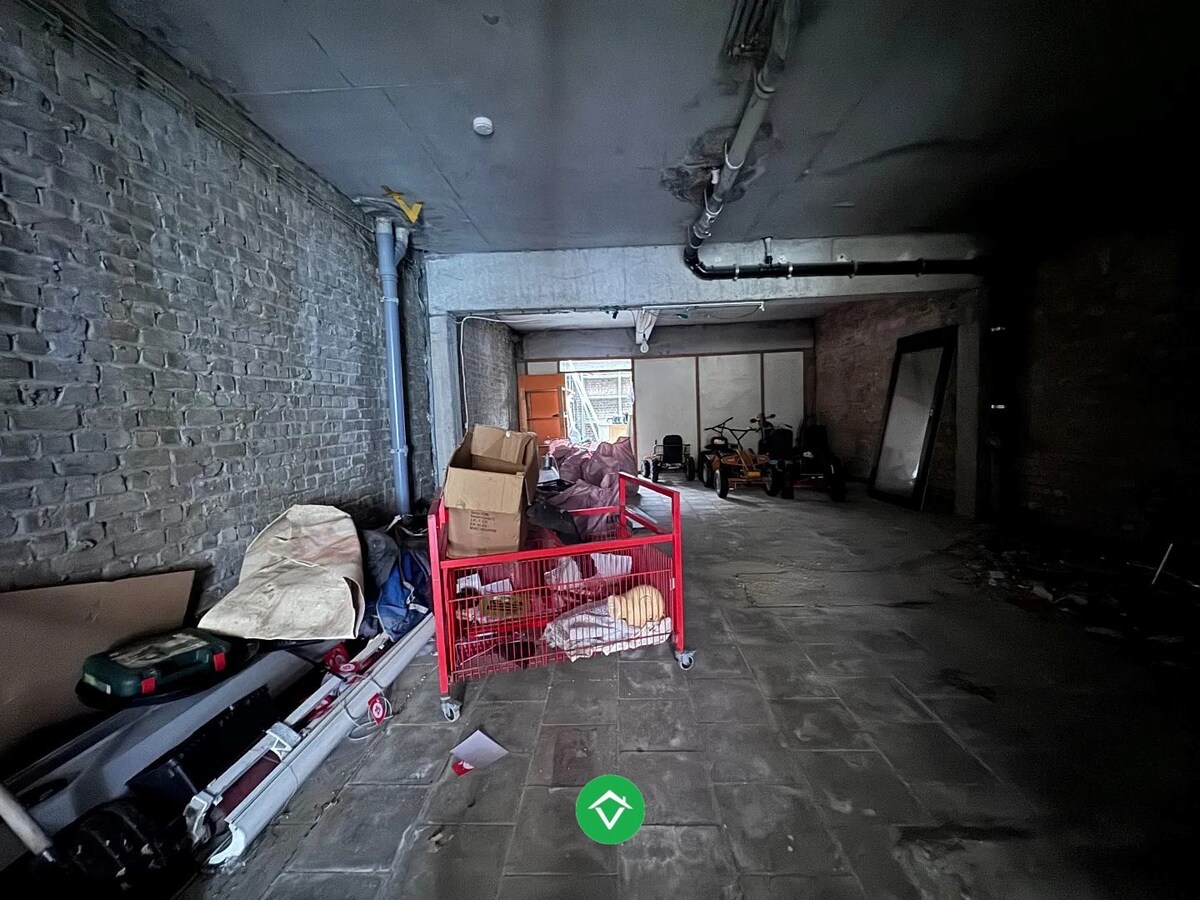 Opbrengsteigendom te koop met ruime garages in Oostende 