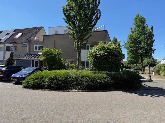Royale hoek-eengezinswoning met 155 m&#178; wooncomfort en 5 kamers, riante tuin en dakterras. 