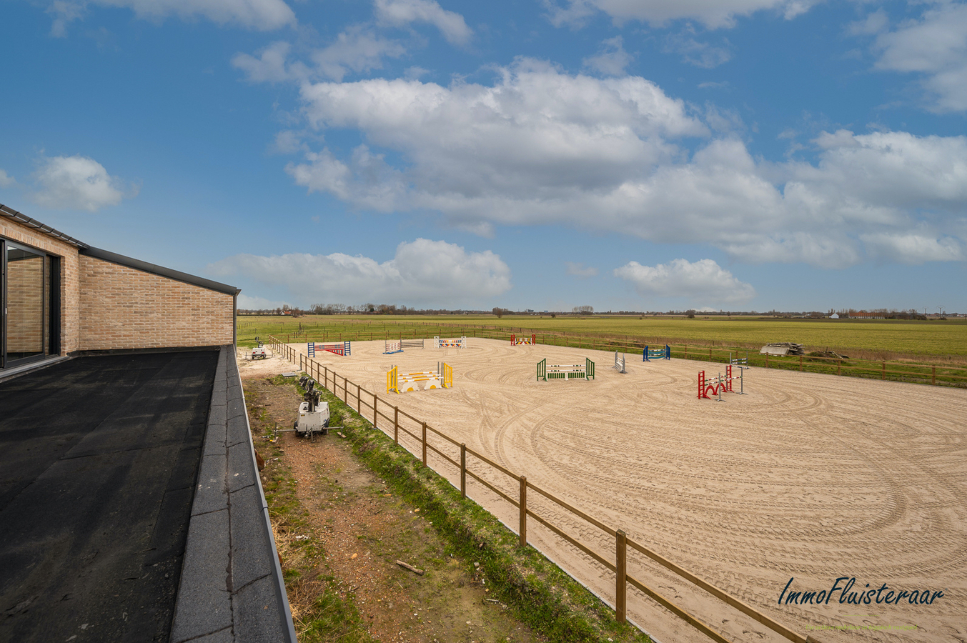 Nieuwbouw hippisch centrum met casco villa te West-Vlaanderen. 