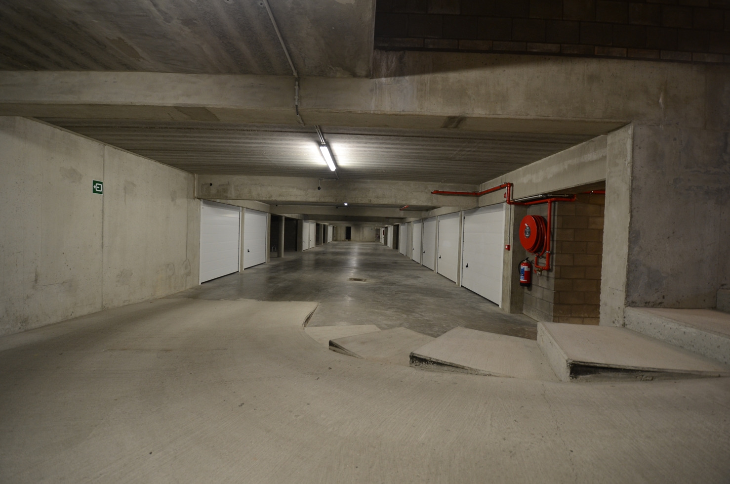 Meerdere autostandplaatsen  in een afgesloten garagecomplex te Sint-Michiels 