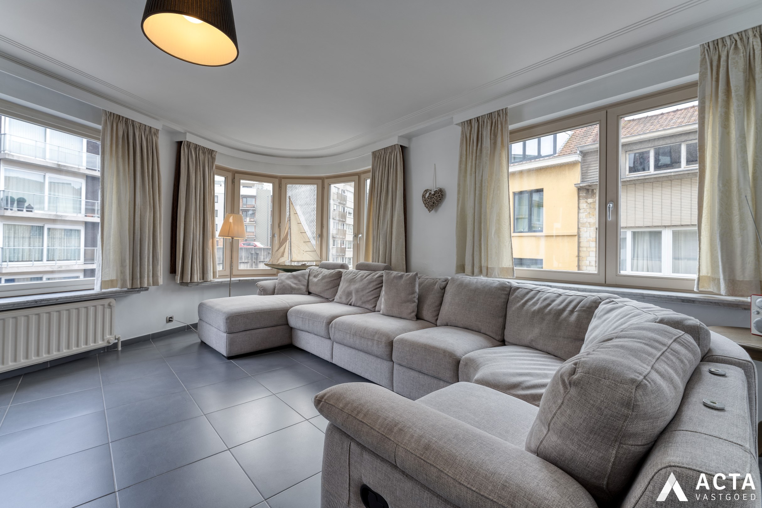 Gerenoveerd hoekappartement met twee slaapkamers nabij strand van Oostende 