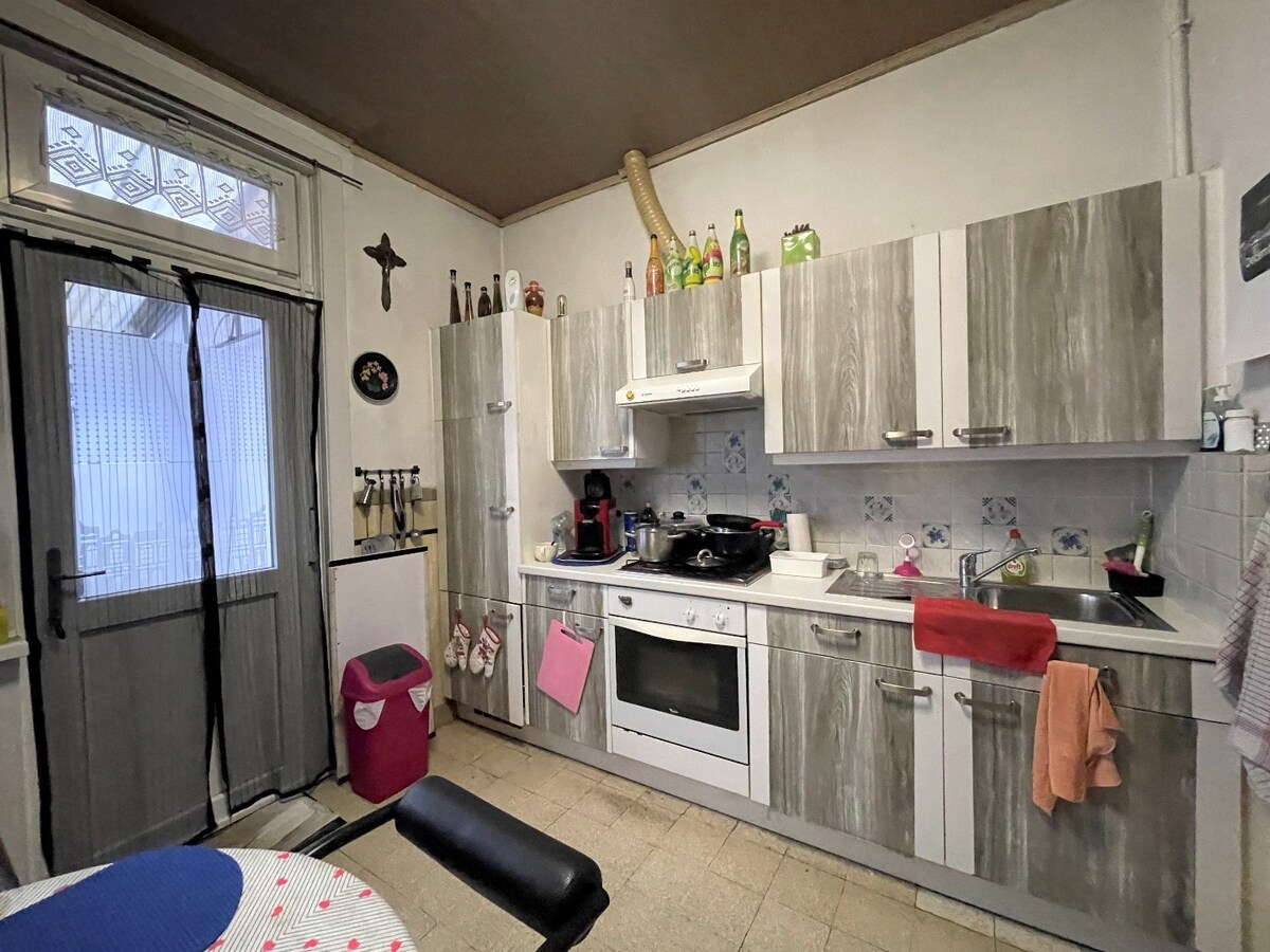 Woning met 2 slaapkamers en loods in het centrum van Roeselare 
