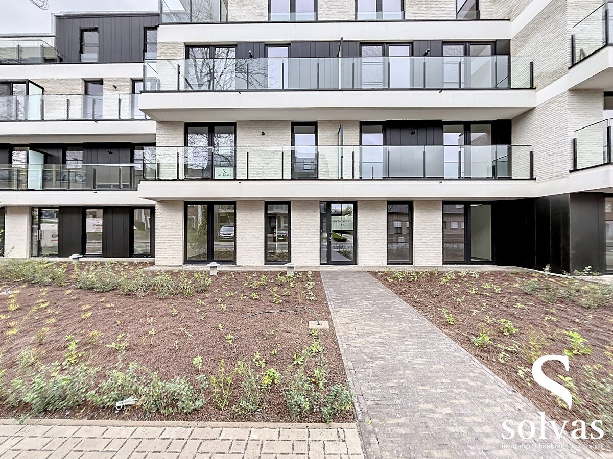 Ruim appartement met tuin en 2 slaapkamers op gelijkvloers te centrum Knesselare. 