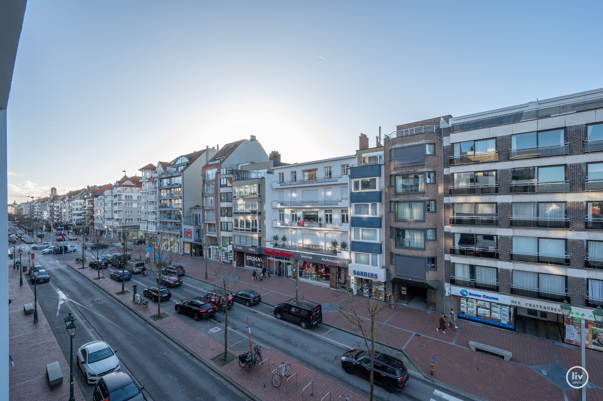 Mooi gerenoveerd HOEKappartement met 3 slaapkamers centraal gelegen op de Lippenslaan te Knokke. 