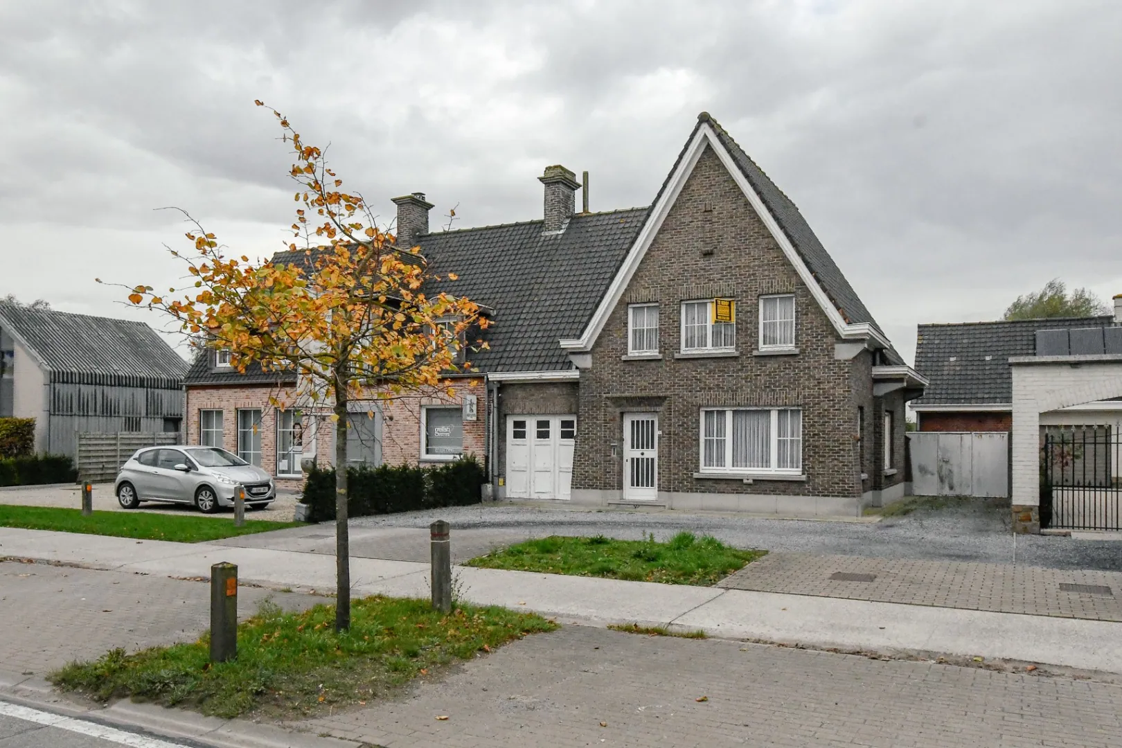 Karaktervolle woning op 1.208 m² met 3 slaapkamers, garage, tuin en bijgebouwen te Moorslede - Beitem