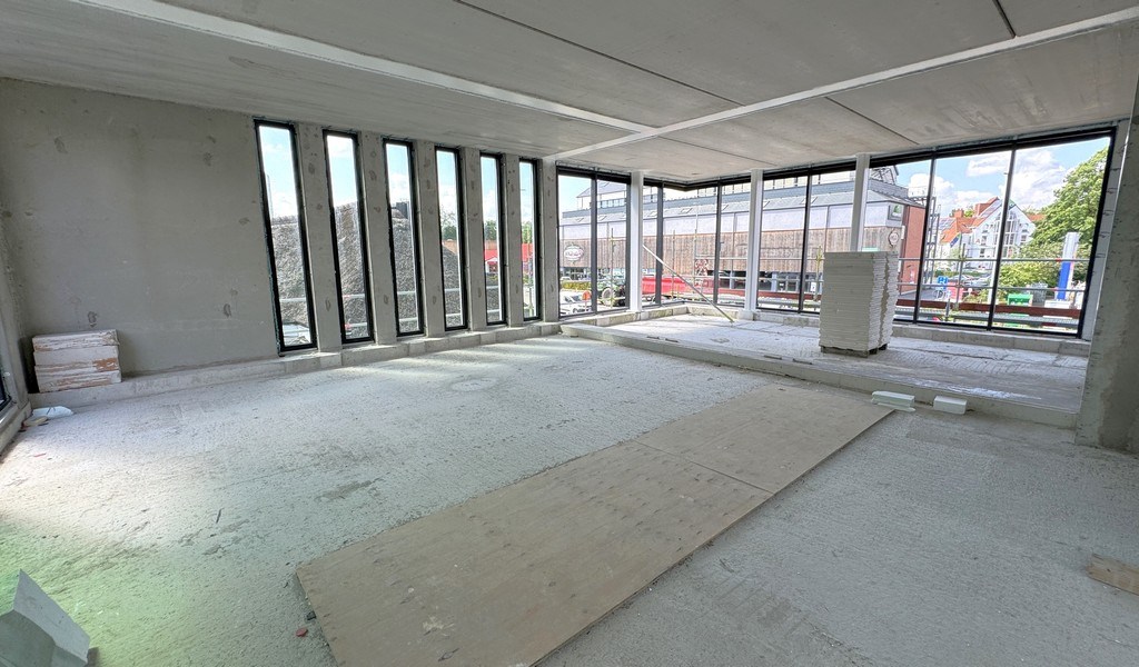 Nieuwbouw kantoorgebouw met appartement op toplocatie aan N43 en vlakbij oprit R4 te Gent