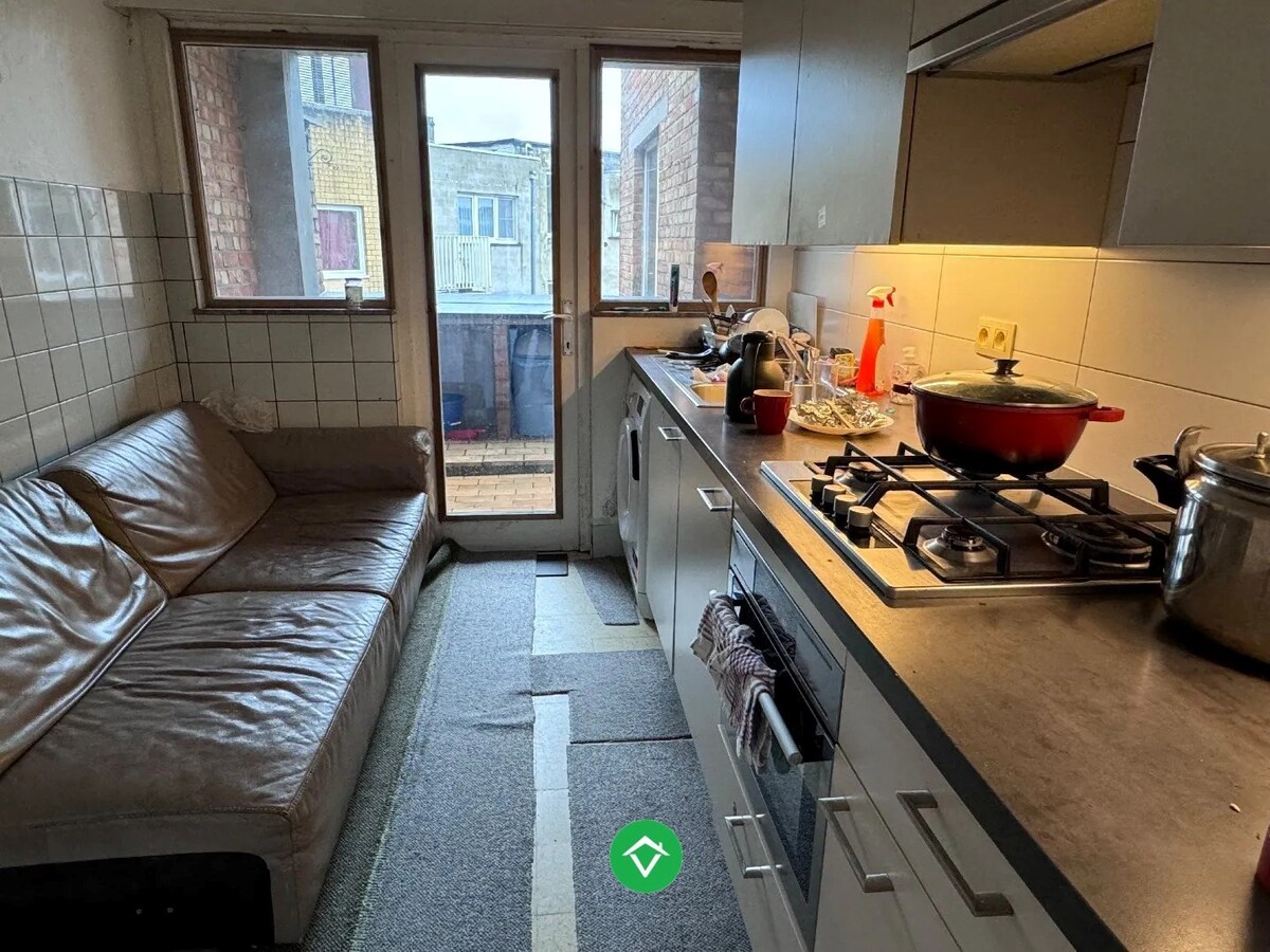 Opbrengsteigendom te koop met ruime garages in Oostende 