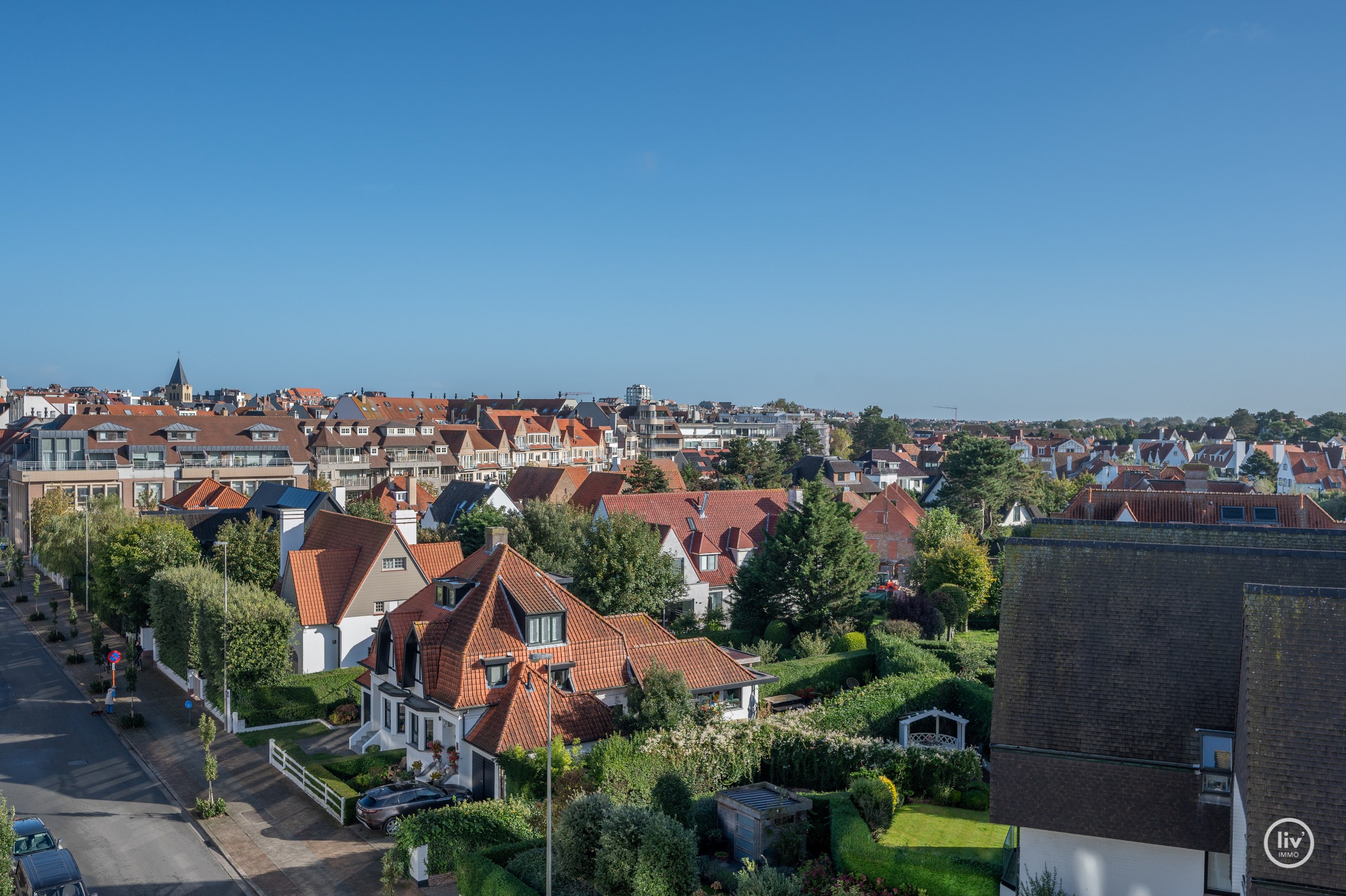 Aangenaam appartement met mooie gevelbreedte en open zicht over de villas in Knokke. 