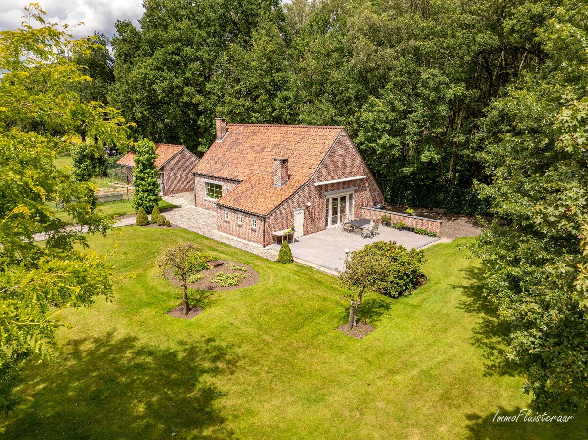 Exclusive country house with stables, swimming pool, and tennis court on an estate of approximately 9 hectares in Retie. 