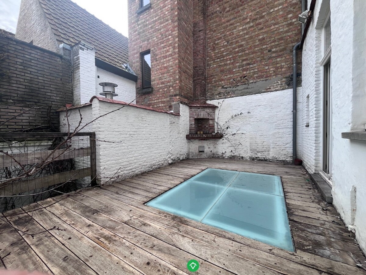 Tussen Astridpark en Vismarkt gelegen burgershuis met zonneterras, 4 slpk&#39;s, 3 bdk&#39;s 
