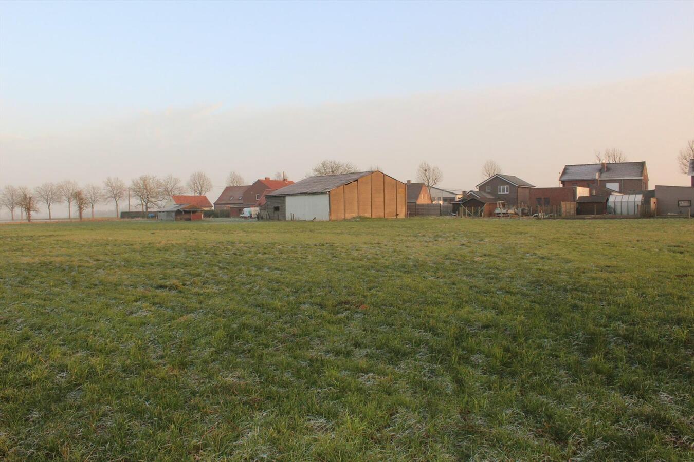 Mooi perceel LANDBOUWGRONDgrond met stallingen op ca. 1,05Ha te Vinkt 