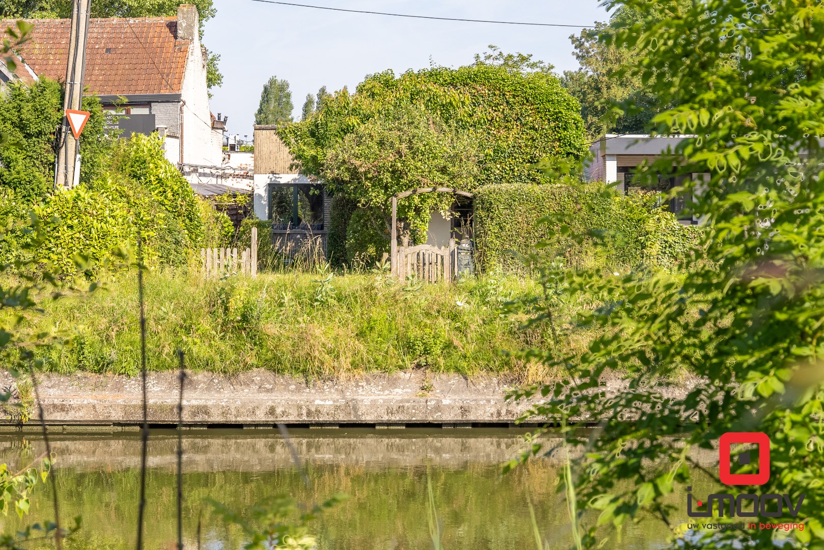 H&#233;&#233;l charmant renovatieproject op idyllische ligging aan het water 