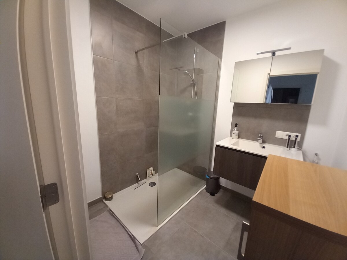 Ruim lichtrijk appartement op tweede verdieping 