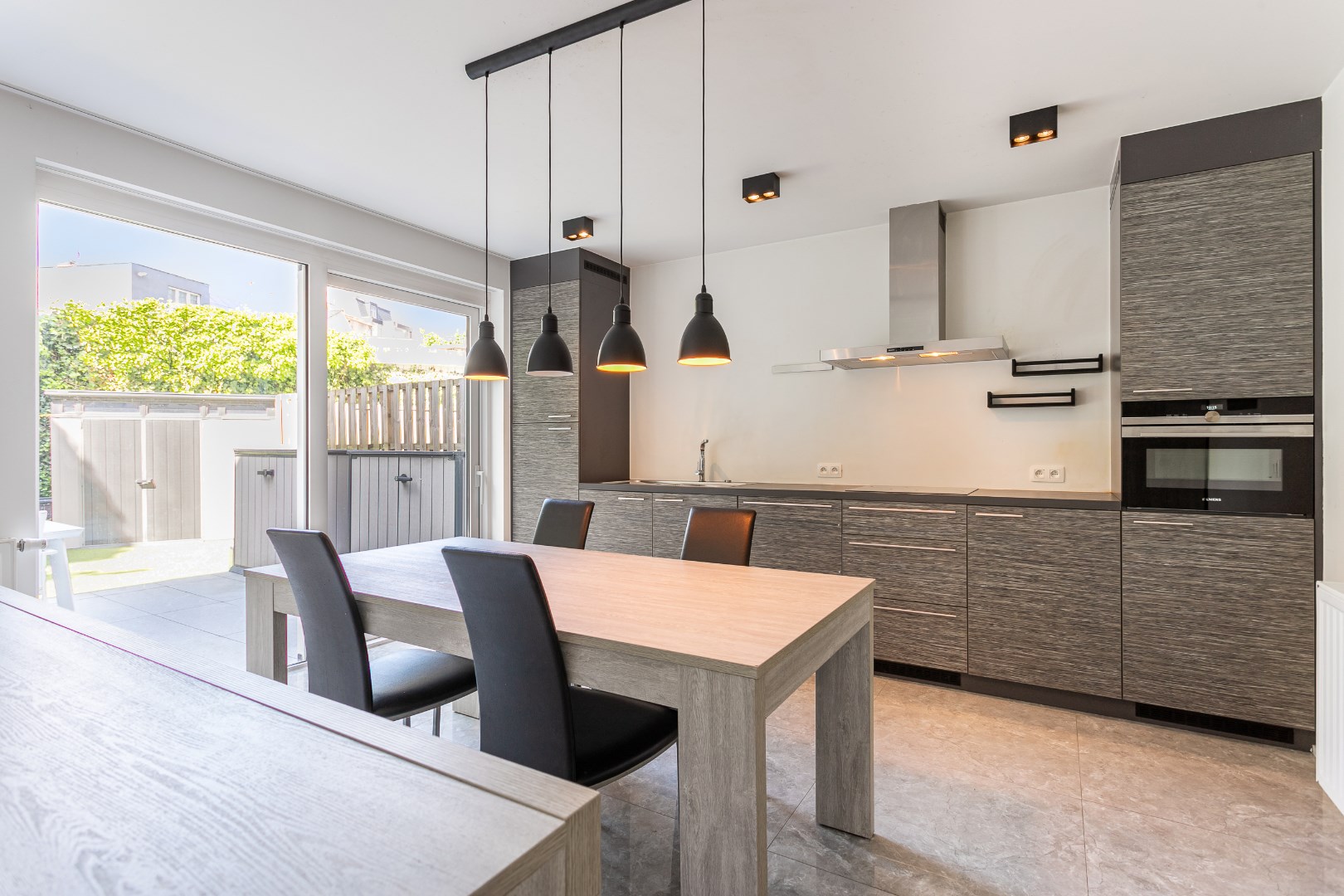 Recent gelijkvloersappartement met TUIN, 2 slaapkamers, terras en kelderberging 